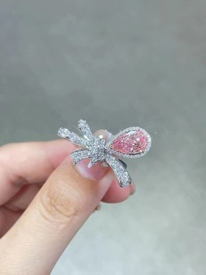 Anillo de diamante sintético de 18 caratos de oro blanco