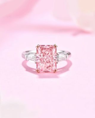 Anillo de diamantes de oro blanco de 18 quilates de tamaño grande 4.31ct Diamante de corte radiante de color rosa