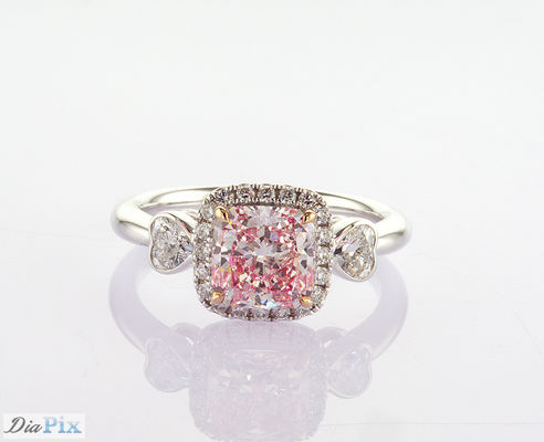 Anillos de diamantes de laboratorio crecidos a medida estilo de tres piedras piedra principal 1.61ct corte de cojín rosa elegante