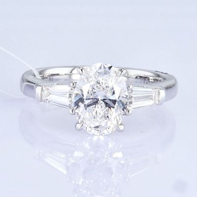 Anillo de diamantes de 18 carats de color blanco de laboratorio de tres piedras de diseño 1ct + D VVS2 de diseño clásico de forma ovalada