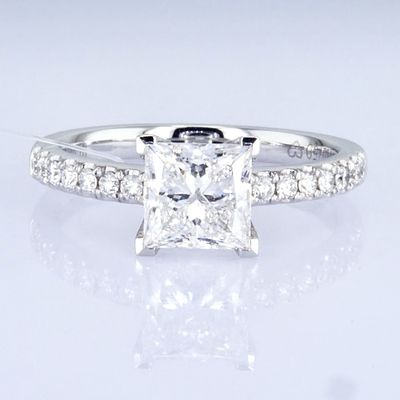 Anillo de diseño de princesa 18k 1.5ct + estilo diario Anillo de diamante sintético de forma blanca