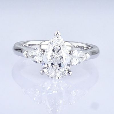 Diseño clásico de forma de pera Anillo de diamante de tres piedras estilo blanco Anillo de diamante de laboratorio crecido