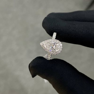 Anillo femenino de diamantes blancos de 18k 1.53ct E VS1 forma de pera estilo conjunto de bisel de diamantes
