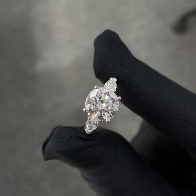 Anillos de diamante de laboratorio de 3.01ct CVD Blanco F VS2 de tres piedras redondo