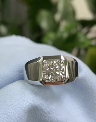 Anillo de hombre de diamante de laboratorio en oro blanco de 18K color E para compromiso y boda