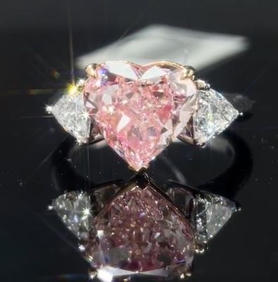 Hecho a medida Corte de corazón Laboratorio Creado Anillo de Diamante Joyería Rosa 4.03ct Estilo de tres piedras